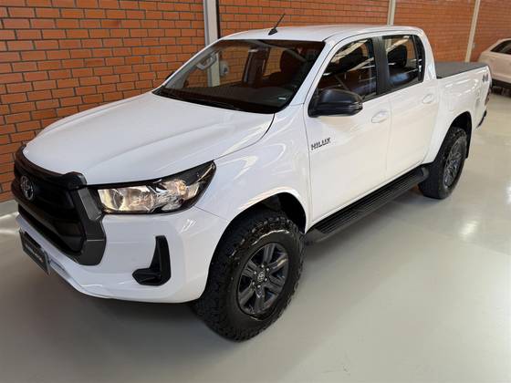 TOYOTA HILUX 2.8 D-4D TURBO DIESEL CD SR 4X4 AUTOMÁTICO